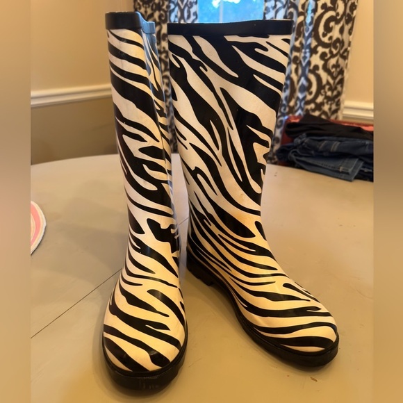 West Blvd zebra print rain boots in EUC. Size 5.5. Black and white. - Picture 3 of 10